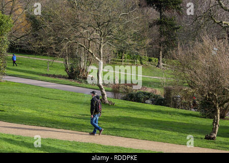 London, Großbritannien. Jan, 2019 18. Ein Paar an einem Park an einem kalten, windigen, sonnigen Tag in London gesehen. Credit: Dinendra Haria/SOPA Images/ZUMA Draht/Alamy leben Nachrichten Stockfoto