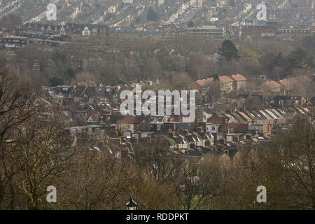 London, Großbritannien. Jan, 2019 18. Häuser sind aus London Alexandra Palace an einem kalten, sonnigen Tag in der Hauptstadt gesehen. Credit: Dinendra Haria/SOPA Images/ZUMA Draht/Alamy leben Nachrichten Stockfoto