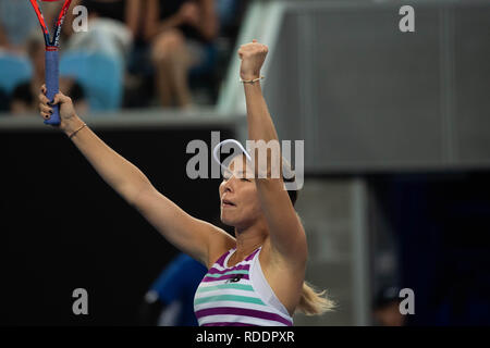 Melbourne, Australien. Jan, 2019 18. Danielle Collins der Vereinigten Staaten feiert nach der 3. Runde Frauen singles Match gegen Caroline Garcia von Frankreich bei den Australian Open in Melbourne, Australien, 18.01.2019. Credit: Bai Xue/Xinhua/Alamy leben Nachrichten Stockfoto