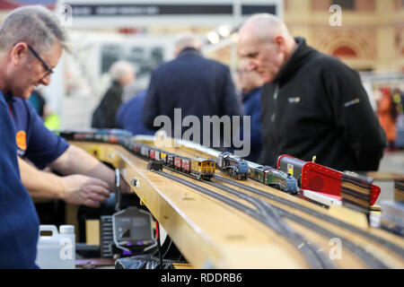 Ein Enthusiast gesehen wird das Anzeigen einer Dampf an der jährlichen London Model Engineering Ausstellung Lokomotive im Alexandra Palace, London. Über 50 Vereine und Gesellschaften sind, die volle Bandbreite der Modellierung von traditionellen Model Engineering, Dampflokomotiven und Zugmaschinen bis hin zu den moderneren Geräte einschließlich Lkw, Booten, Flugzeugen und helicoptersÊwith fast 2.000 Modelle, die von ihren Mitgliedern aufgebaut. Stockfoto