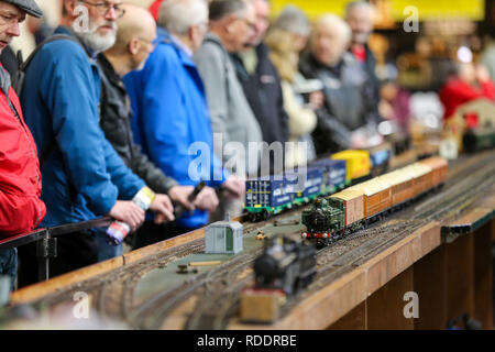 Enthusiasten und Liebhaber gesehen werden Anzeigen von Dampflokomotiven auf der jährlichen London Model Engineering Ausstellung im Alexandra Palace, nördlich von London. Über 50 Vereine und Gesellschaften sind, die volle Bandbreite der Modellierung von traditionellen Model Engineering, Dampflokomotiven und Zugmaschinen bis hin zu den moderneren Geräte einschließlich Lkw, Booten, Flugzeugen und helicoptersÊwith fast 2.000 Modelle, die von ihren Mitgliedern aufgebaut. Stockfoto
