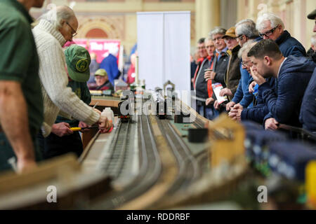 Enthusiasten und Liebhaber werden gesehen, um Anzeigen einer Dampf an der jährlichen London Model Engineering Ausstellung Lokomotive im Alexandra Palace, London. Über 50 Vereine und Gesellschaften sind, die volle Bandbreite der Modellierung von traditionellen Model Engineering, Dampflokomotiven und Zugmaschinen bis hin zu den moderneren Geräte einschließlich Lkw, Booten, Flugzeugen und helicoptersÊwith fast 2.000 Modelle, die von ihren Mitgliedern aufgebaut. Stockfoto