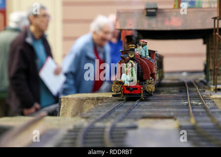 Enthusiasten und Liebhaber werden gesehen, um Anzeigen einer Dampf an der jährlichen London Model Engineering Ausstellung Lokomotive im Alexandra Palace, London. Über 50 Vereine und Gesellschaften sind, die volle Bandbreite der Modellierung von traditionellen Model Engineering, Dampflokomotiven und Zugmaschinen bis hin zu den moderneren Geräte einschließlich Lkw, Booten, Flugzeugen und helicoptersÊwith fast 2.000 Modelle, die von ihren Mitgliedern aufgebaut. Stockfoto