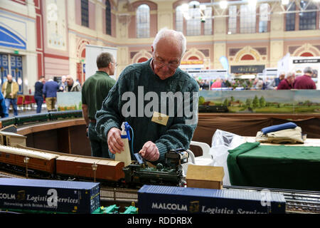 Ein Mann wird gesehen, Ölen ein Dampf an der jährlichen London Model Engineering Ausstellung Lokomotive im Alexandra Palace, London. Über 50 Vereine und Gesellschaften sind, die volle Bandbreite der Modellierung von traditionellen Model Engineering, Dampflokomotiven und Zugmaschinen bis hin zu den moderneren Geräte einschließlich Lkw, Booten, Flugzeugen und helicoptersÊwith fast 2.000 Modelle, die von ihren Mitgliedern aufgebaut. Stockfoto