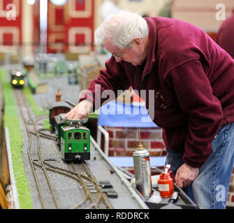 Ein Mann mit Dampflok bei der jährlichen London Model Engineering Ausstellung im Alexandra Palace, nördlich von London gesehen. Über 50 Vereine und Gesellschaften sind, die volle Bandbreite der Modellierung von traditionellen Model Engineering, Dampflokomotiven und Zugmaschinen bis hin zu den moderneren Geräte einschließlich Lkw, Booten, Flugzeugen und helicoptersÊwith fast 2.000 Modelle, die von ihren Mitgliedern aufgebaut. Stockfoto