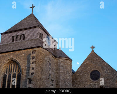 Münster am Meer, Kent, Großbritannien. 18. Januar, 2019. UK Wetter: Das waxing gibbous Mond steigt über Minster Abbey in den späten Nachmittag Himmel in Münster am Meer, Kent. Credit: James Bell/Alamy leben Nachrichten Stockfoto