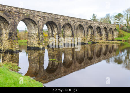 Ballydehob 12 Gewölbt aus Stein gebaute Brücke oder Eisenbahnviadukt in West Cork Irland Stockfoto