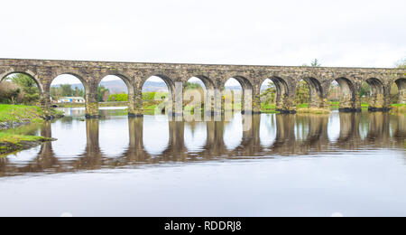 Ballydehob 12 Gewölbt aus Stein gebaute Brücke oder Eisenbahnviadukt in West Cork Irland Stockfoto