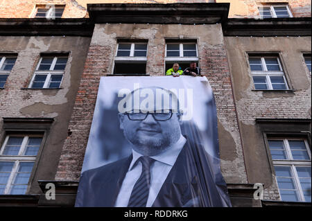 Danzig, Polen. Jan, 2019 18. Banner von Pawel Ottar portrait während der trauerzeit in der Altstadt gesehen. Pawel Ottar, der Bürgermeister der polnischen Stadt Danzig, ermordet auf der Bühne im Großen Orchester der Weihnachten Liebe, wichtigsten Polens Nächstenliebe. Ein Trauerzug durch Danzig Straßen und seinem Sarg bis Mitternacht an die Basilika St. Maria, in denen polnische Bürger in der Lage sein werden, ihre letzten Tribut an den Präsidenten von Danzig zu bezahlen ausgestellt werden. Credit: Omar Marques/SOPA Images/ZUMA Draht/Alamy leben Nachrichten Stockfoto