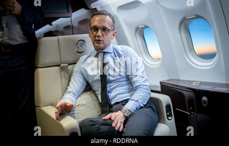 Kiew, Ukraine. Jan, 2019 18. Heiko Maas (SPD), Minister für Auswärtige Angelegenheiten, im Gespräch mit Journalisten auf dem Flug von Moskau nach Kiew in der Airbus A321 der Luftwaffe. Die wichtigsten Themen der Reise sind die Ukraine Krise, die Friedensbemühungen in Syrien und den Streit um den INF-Vertrag über das Verbot der nuklearen Mittelstreckenraketen. Credit: Kay Nietfeld/dpa/Alamy leben Nachrichten Stockfoto