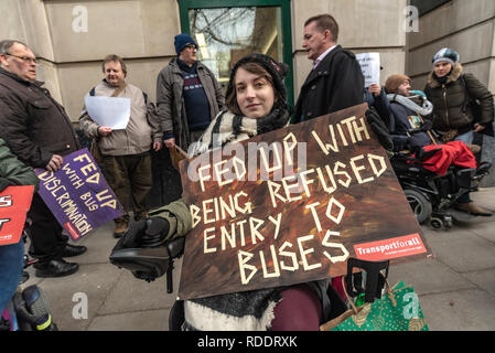 London, Großbritannien. 18. Januar 2019. Eine Frau hält ein Poster' oben eingezogen mit wird die Einreise verweigert, um Busse" als Transport für Alle (TfA) Mitkämpfer außerhalb der Abteilung für Verkehr in einem Protest stellen den 2. Jahrestag des Doug Paulley des 5-jährigen Kampf gegen die Entscheidung des Obersten Gerichtshofs, dass Busfahrer müssen nicht-Rollstuhlfahrer Platz für Rollstuhl- und Scooterverleih Benutzer benötigen. Credit: Peter Marschall/Alamy leben Nachrichten Stockfoto