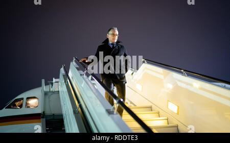 Kiew, Ukraine. Jan, 2019 18. Heiko Maas (SPD), Außenminister, ist die Abfahrt auf der Gangway des Airbus A321 der Luftwaffe nach dem Flug von Moskau nach Kiew. Die wichtigsten Themen der Maas Reise sind die Ukraine Krise, die Friedensbemühungen in Syrien und den Streit um den INF-Vertrag über das Verbot der mittleren nuklearer Mittelstreckenraketen. Credit: Kay Nietfeld/dpa/Alamy leben Nachrichten Stockfoto