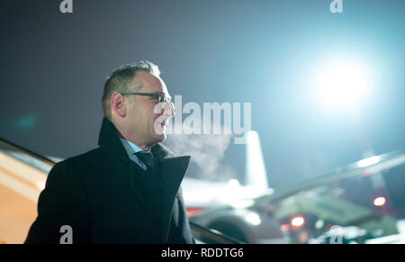 Kiew, Ukraine. Jan, 2019 18. Heiko Maas (SPD), Außenminister, ist die Abfahrt auf der Gangway des Airbus A321 der Luftwaffe nach dem Flug von Moskau nach Kiew. Die wichtigsten Themen der Maas Reise sind die Ukraine Krise, die Friedensbemühungen in Syrien und den Streit um den INF-Vertrag über das Verbot der mittleren nuklearer Mittelstreckenraketen. Credit: Kay Nietfeld/dpa/Alamy leben Nachrichten Stockfoto