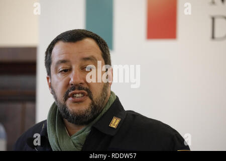 Italien. Jan, 2019 18. Januar 18, 2019 - Afragola (Na) Der italienische Innenminister Matteo Salvini kommt in der Provinz Neapel seine Gewissheit, Sicherheit angesichts der jüngsten Vorfälle von Erpressung gegen tradesci als Pizzabäcker Gino Sorbillo, denen eine Bombe legen, ihn einzuschüchtern zu geben. Auf dem Foto: Minister Matteo Salvini Credit: Fabio Sasso/ZUMA Draht/Alamy leben Nachrichten Stockfoto