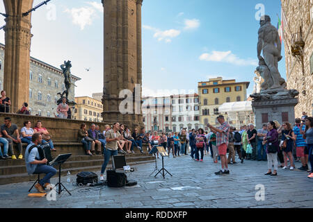 Straßenmusikanten, die eine spektakuläre Show auf der Piazza della Signoria vor einer Masse in Florenz, Italien. Stockfoto