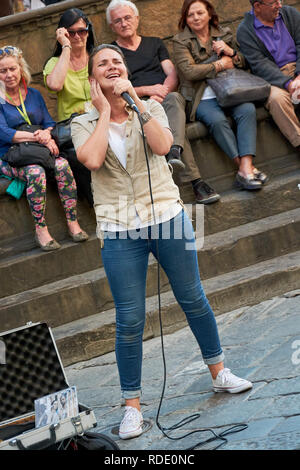 Straßenmusikanten, die eine spektakuläre Show auf der Piazza della Signoria vor einer Masse in Florenz, Italien. Stockfoto