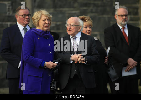 Irische Präsident Michael D. Higgins und Frau Sabina Coyne besucht Trauerfeier für Dr. Ian Adamson, Montag, Jan 14th, 2019, im Conlig Presbyterianischen Kirche inCounty Down, Nordirland. Dr. Adamson, 74 entfernt auf Jan 9th. Der Präsident drückte Dr. Adamson Frau, Kerry Adamson. Ehemalige Ulster Unionist MLA und Belfast Oberbürgermeister Dr. Ian Adamson, der 75 im Juli wäre, wird von seiner Frau Kerry Carson, die er vor 21 Jahren heiratete überlebt. Foto/Paul McErlane Stockfoto