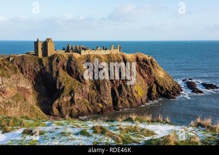 Dunnottar Castle eine zerstörte mittelalterliche Festung auf einer felsigen Landspitze südlich der Stadt Stonehaven, Aberdeenshire, Schottland entfernt. Stockfoto