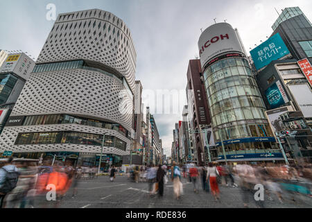 Bewegung verwischt Menschen zu Fuß rund um Ginza District zu den Verkehr am Wochenende geschlossen. Ginza, Tokyo. Stockfoto