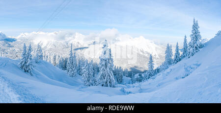 Weiten Panoramablick der Winterlandschaft mit Schnee bedeckten Bäumen und Alpen in Seefeld in Tirol. Winter in Österreich Stockfoto