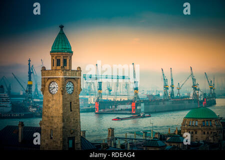 Deutschland, Hamburg, Elbe, Hafen, St. Pauli, Landungsbrücken, Pegelturm Stockfoto