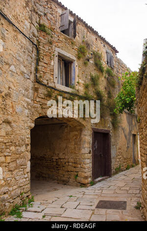 Eine Straße in der historischen Ortschaft von Vodnjan (dignano) in Istrien, Kroatien Stockfoto