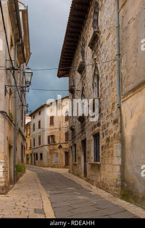 Eine Straße in der historischen Ortschaft von Vodnjan (dignano) in Istrien, Kroatien Stockfoto