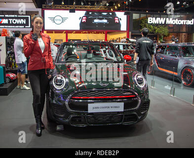 Nonthaburi, Thailand - Dezember 4, 2018: pose Presenter mit MINI John Cooper Works in der Expo 2018 Stockfoto