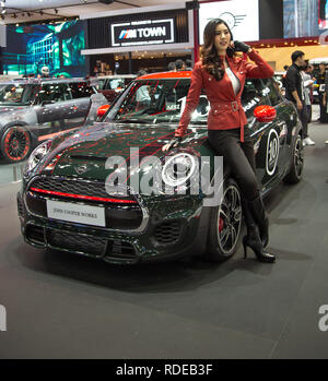 Nonthaburi, Thailand - Dezember 4, 2018: pose Presenter mit MINI John Cooper Works in der Expo 2018 Stockfoto