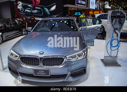 Nonthaburi, Thailand - Dezember 4, 2018: BMW 530 e M Sport mit Ladestation in der Expo 2018 vorgestellt Stockfoto