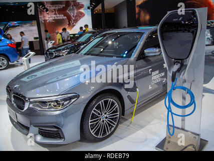 Nonthaburi, Thailand - Dezember 4, 2018: BMW 530 e M Sport mit Ladestation in der Expo 2018 vorgestellt Stockfoto