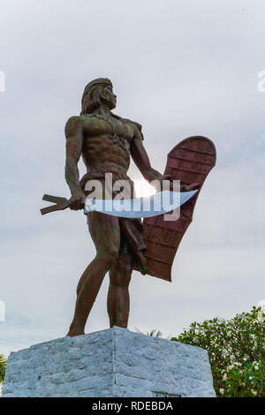 Statue von Lapu Lapu nationalen Helden, Ferdinand Magellan in der Schlacht von Mactan Island Philippinen Denkmal getötet, das Mactan Shrine Stockfoto