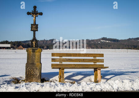 Waldviertel, Marterl (Kalvarienberg) Reinprechts Weitra, Wandern im Schnee an einem sonnigen Tag Stockfoto