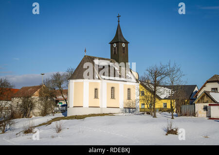 Waldviertel, Kapelle in Reinprechts Weitra, Wandern im Schnee an einem sonnigen Tag Stockfoto