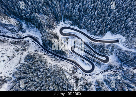 Winter Serpentine im Rocky Mountain Forest. Bicaz Klamm ist einen schmalen Durchgang zwischen zwei historischen rumänischen Region. Stockfoto