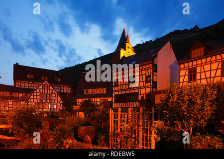 Malerwinkel in der Altstadt mit Fachwerkhäusern und Steeger Tor in der Dämmerung, Bacharach am Rhein, Rheinland-Pfalz, Deutschland, Europa ich Malerwinkel Stockfoto