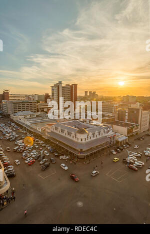 Ein Sonnenuntergang über CBD Bulawayo, Simbabwe gesehen. Stockfoto