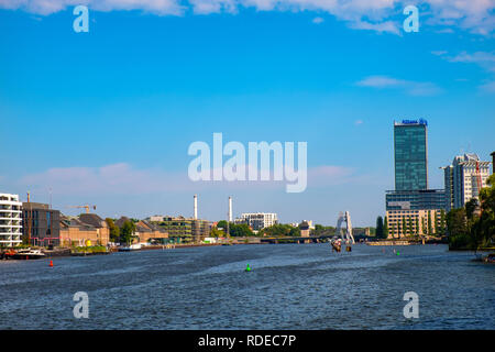 Berlin, Berlin/Deutschland - 2018/07/30: Panoramablick auf den süd-östlichen Viertel von Berlin entlang der Spree mit modernistische Architektur Stockfoto