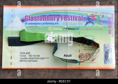 Glastonbury Ticket und Armband aus Glastonbury Festival 2005 verwendet. Stockfoto
