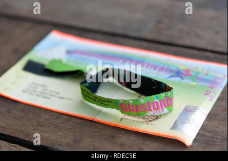 Glastonbury Ticket und Armband aus Glastonbury Festival 2005 verwendet. Stockfoto