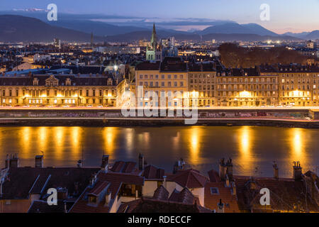 Grenoble, Frankreich, Januar 2019: Stadt bei Sonnenuntergang mit isere River und die Berge im Hintergrund. Stockfoto