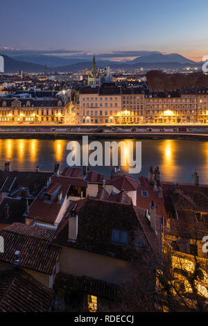 Grenoble, Frankreich, Januar 2019: Stadt bei Sonnenuntergang mit isere River und die Berge im Hintergrund. Stockfoto