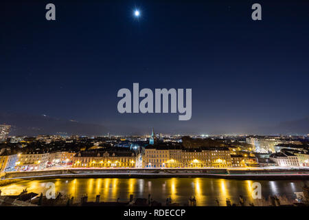 Grenoble, Frankreich, Januar 2019: Stadt bei Nacht mit isere Fluss, der Mond und die Sterne am Himmel. Stockfoto