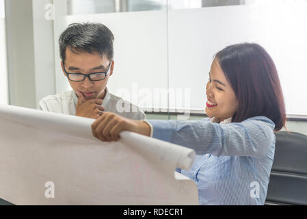 Kaufmann und Kauffrau Denken neues Projekt bei der Arbeit Stockfoto