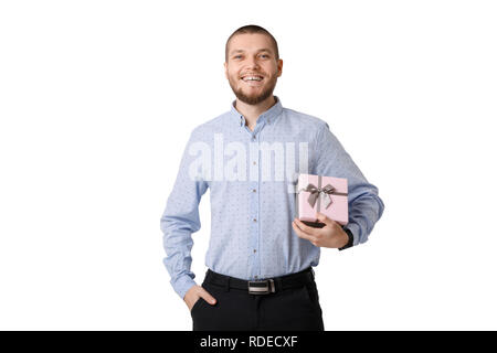 Mann in grauen Hut holding Geschenkbox auf weißem Hintergrund Stockfoto