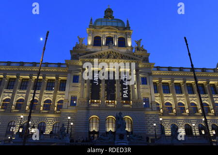 Schwarze Fahnen zum Gedenken an den verstorbenen Studenten Jan Palach mit seinem Namen und seiner Silhouette hängen am Gebäude des Nationalmuseums in Prag, Tschechische Republik, Wedn Stockfoto