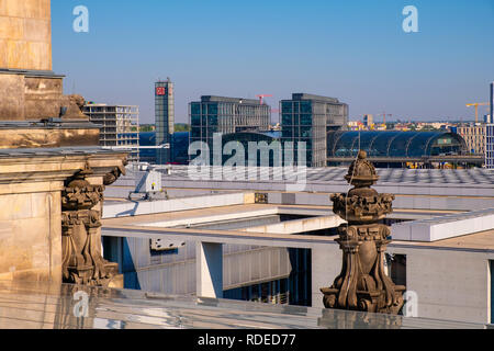 Berlin, Berlin/Deutschland - 2018/07/31: Panoramablick auf den nördlichen Teil der Stadt mit der Hauptbahnhof - Hauptbahnohof - an der Spree Stockfoto