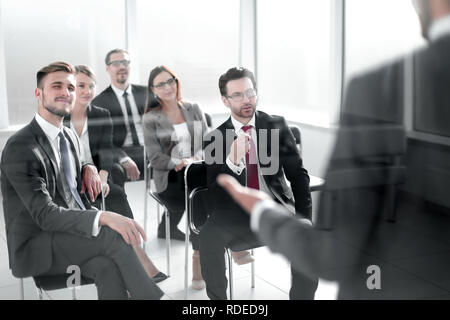 Projekt Manager erstellt einen Bericht für das Business Team Stockfoto