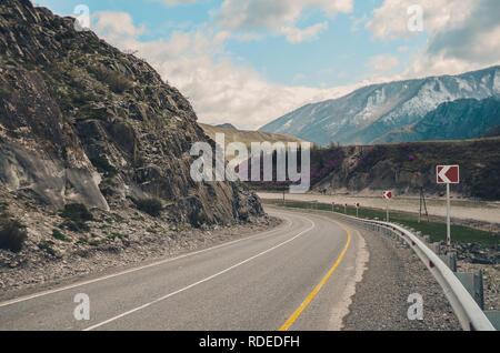 Steilkurve der Straße auf dem Berg Serpentine. Berglandschaften der Chui Trakt, Altai. Tal Chuya. Stockfoto