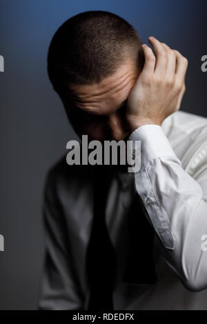 Jungen bärtigen Mann in einem weißen Hemd und Fliege Stockfoto